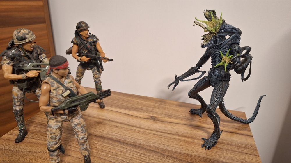 Продавам фигури от Neca