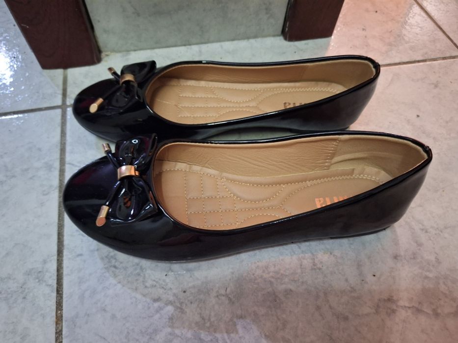 Черни лачени пантофки