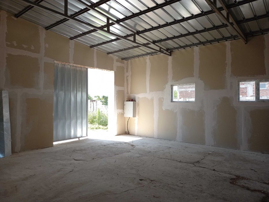 ПОД НАЕМ Промишлено помещение 2 броя Хале + офисна част Калековец