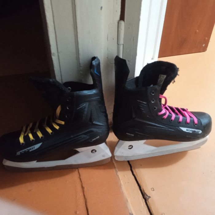 Продам коньки  42 размер