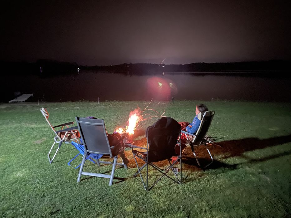 Каравана с навес и лодка на яз. Логодаж