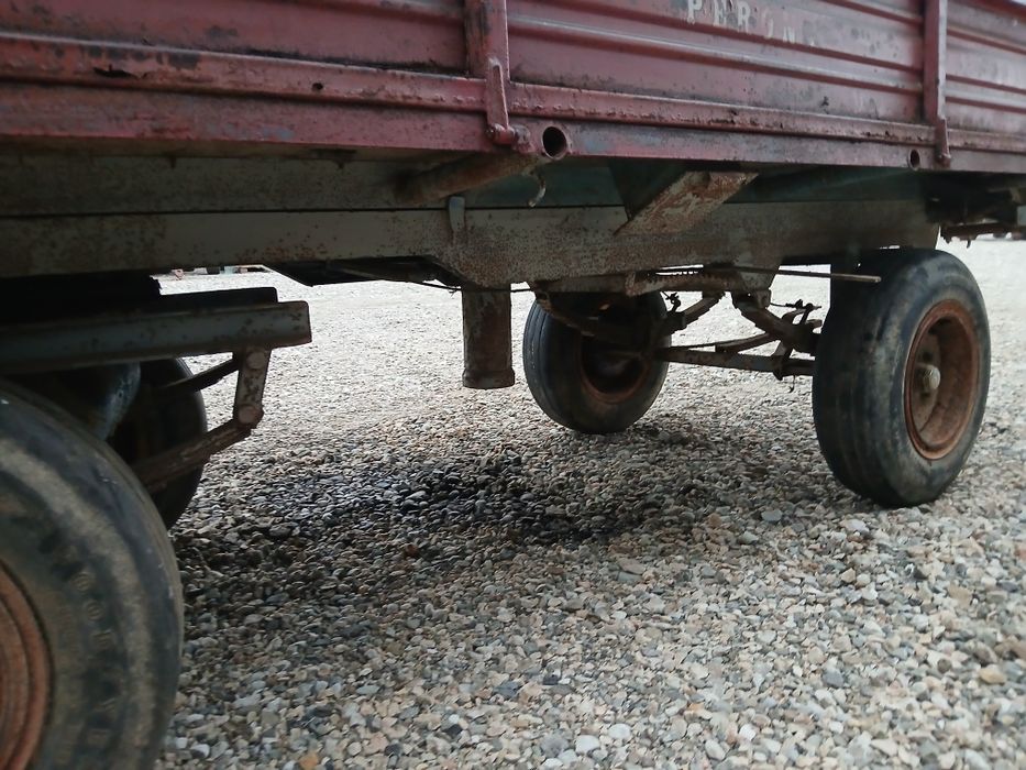 Remorca agricola basculabila