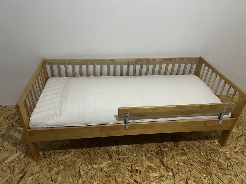 Детская кровать с матрасиком