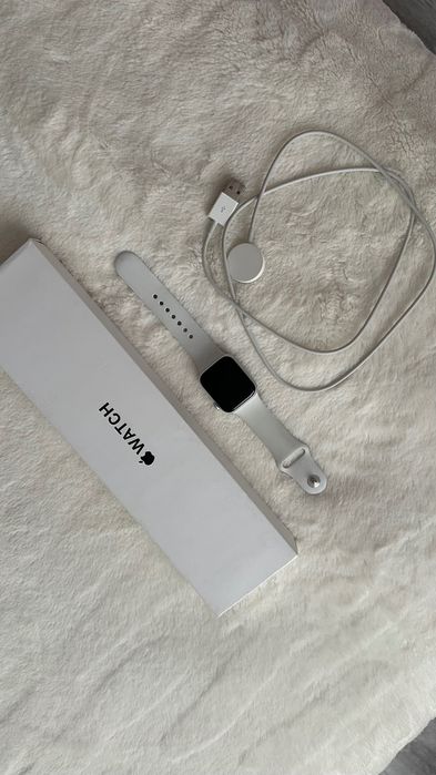 Apple Watch SE 40mm полный комплект, отличное состояние