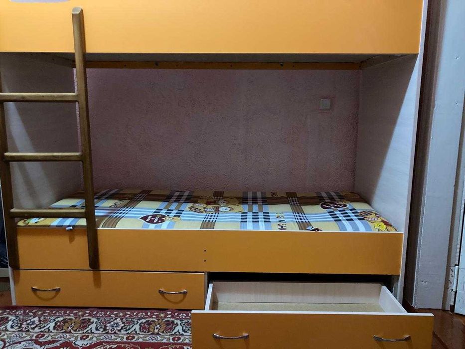 продаю двухъярусную кровать