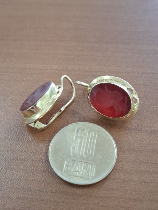 Cercei aur 18k, piatra carneol cu chip de soldat sculptat, 9g