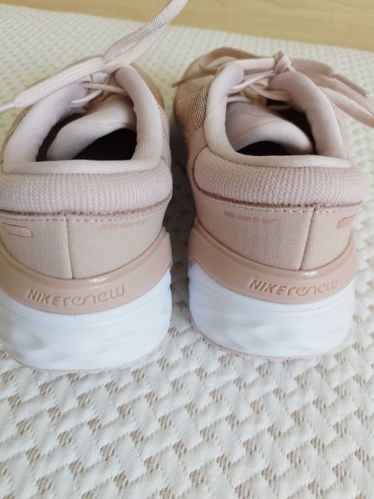 Маратонки NIKE нови