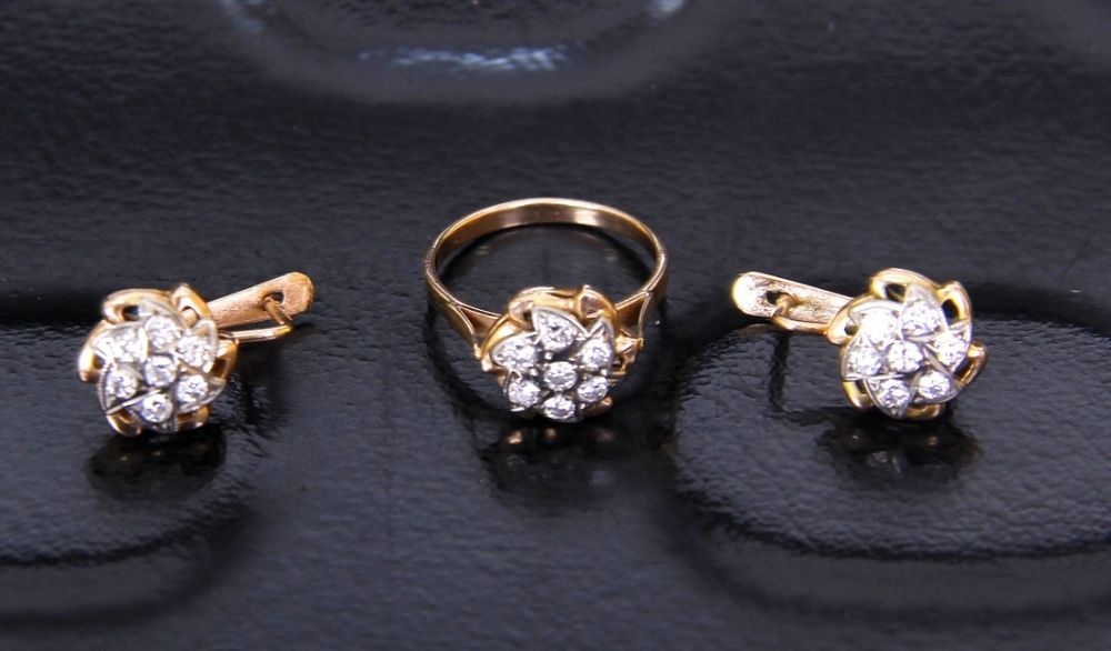 Чархпалак  бриллиант комплект сотилади.