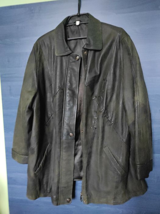 Haine din piele îmblănite în stare foarte buna arată ca noi