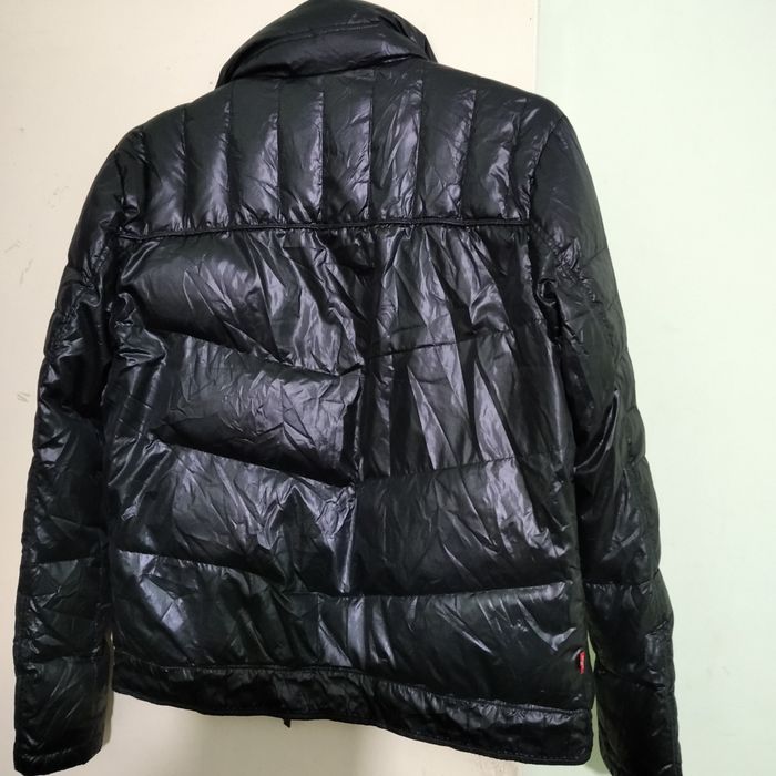 Продам пуховик LEVI'S.