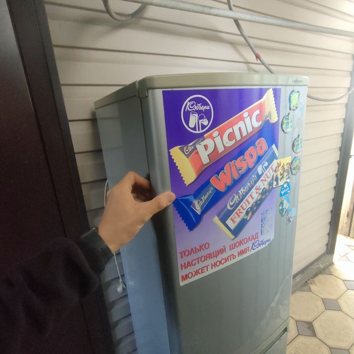 Холодильник, кровать, матрац, стол