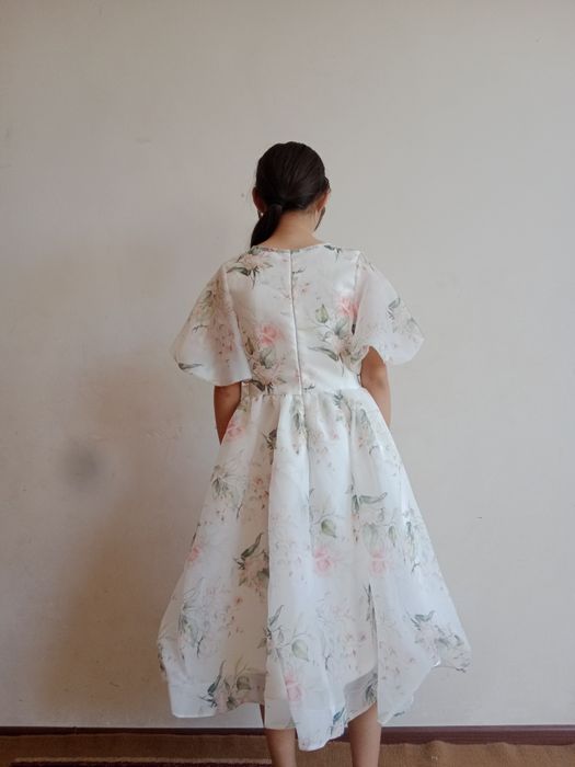 Тойға арнап тігілген көйлектер сатылады .