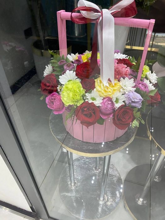 Savatli gullar korzinkali gullar tabiiy atirgul