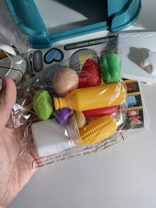 Малка зелена кухня със светещи котлони, пара и мивка с вода