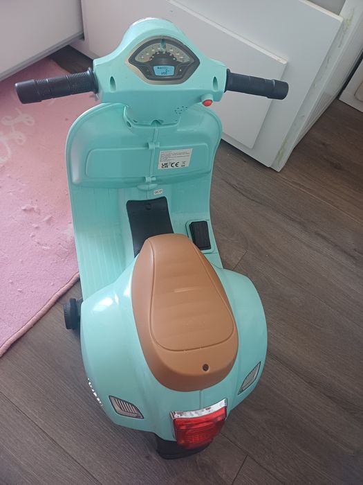 Scuter electric pentru copii Vespa