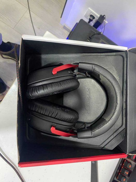 Vand casti HyperX Cloud 3