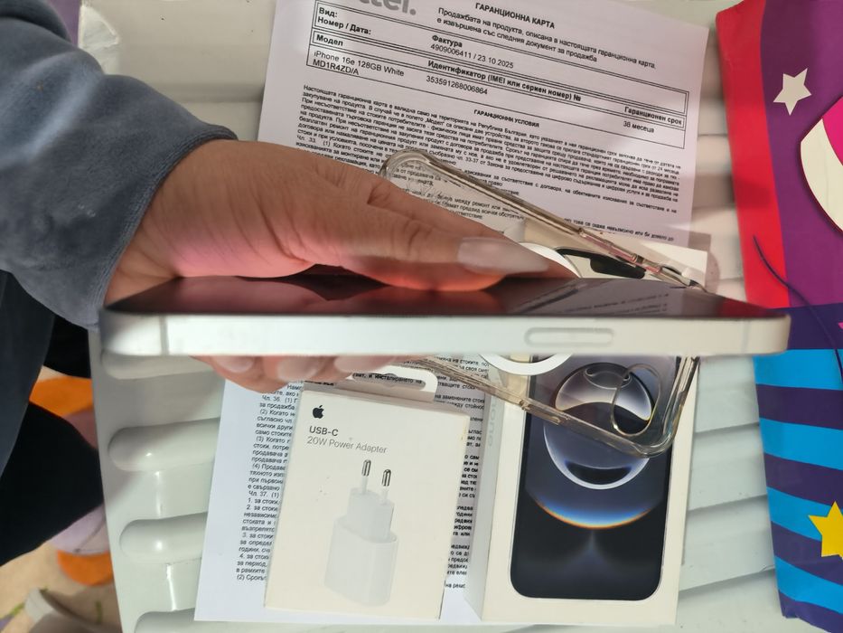 Телефона е на горе долу 3 месеца закупен е  Етел  и с гаранция.