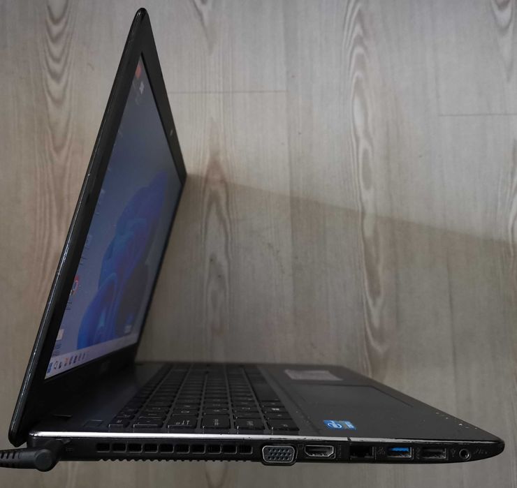 15.6" Лаптоп ASUS X550CA 4GB RAM 500GB HDD с проблем клавиатура и бат.