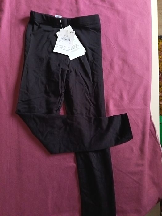 Pantaloni negri, noi, 6-7 ani