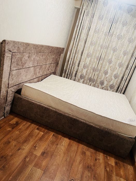 Продам двуспальную кровать с матрасом