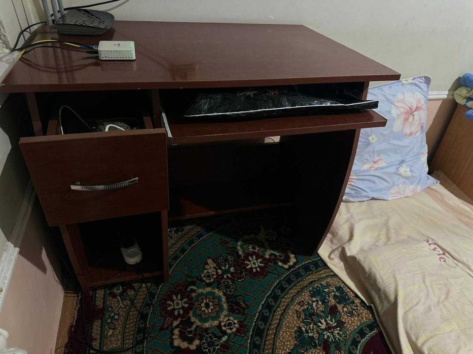 Продам стильный деревянный стол с выдвижным ящиком и полкой