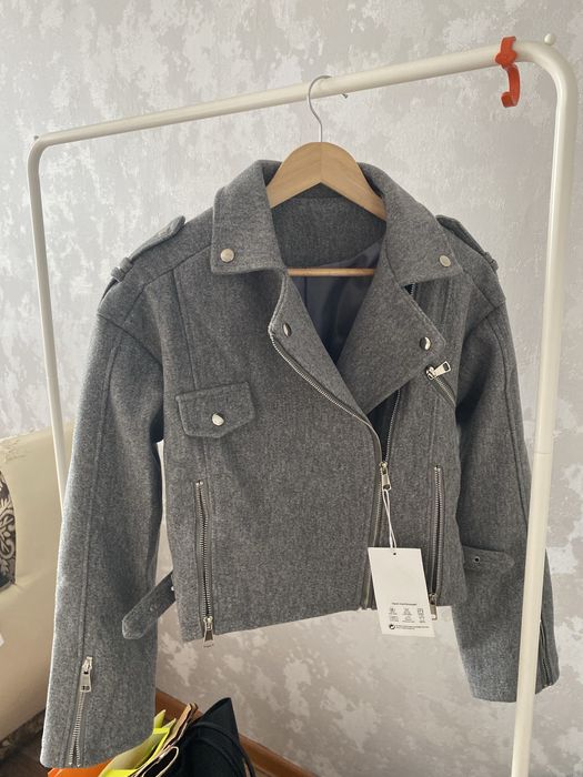 Серая укороченная куртка-косуха из плотной ткани