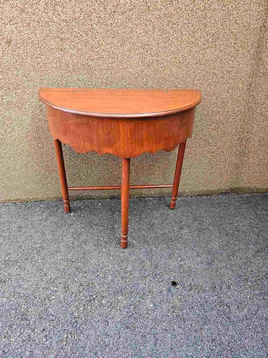 Шкаф с дърворезба