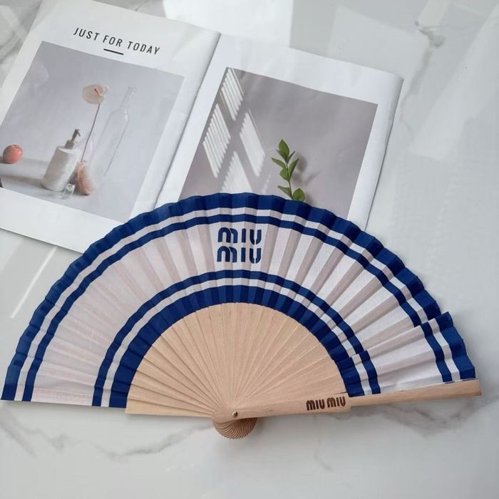 В наличии! Веер Dior