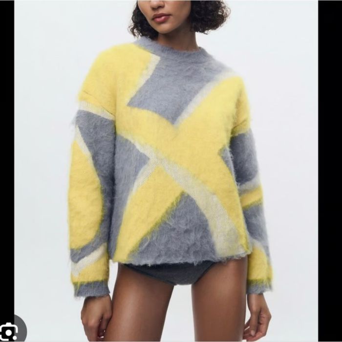 Пуловер Zara.