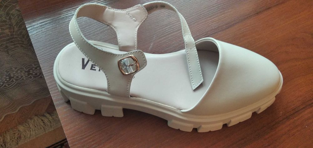 Продаю босоножки