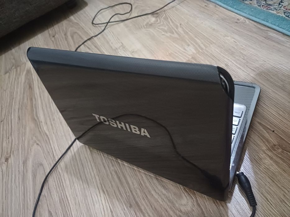 Ноутбук  тошиба  работает