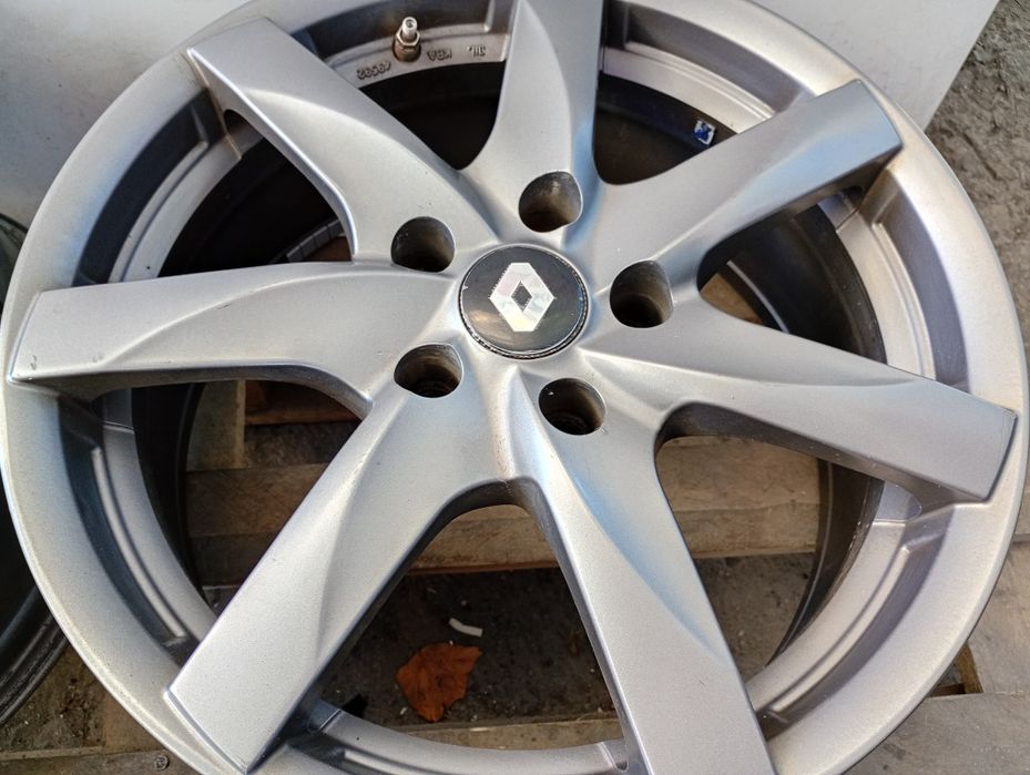 Топ състояние Pro line 17-5x114.3 ET40 7.5j Renault Megan GT Line