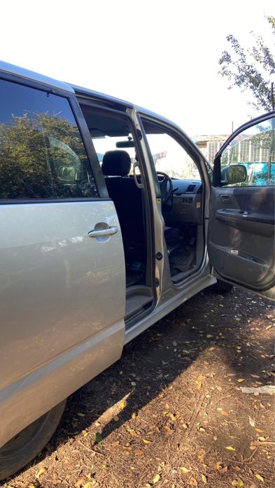 Toyota Noah 2004 года выпуска