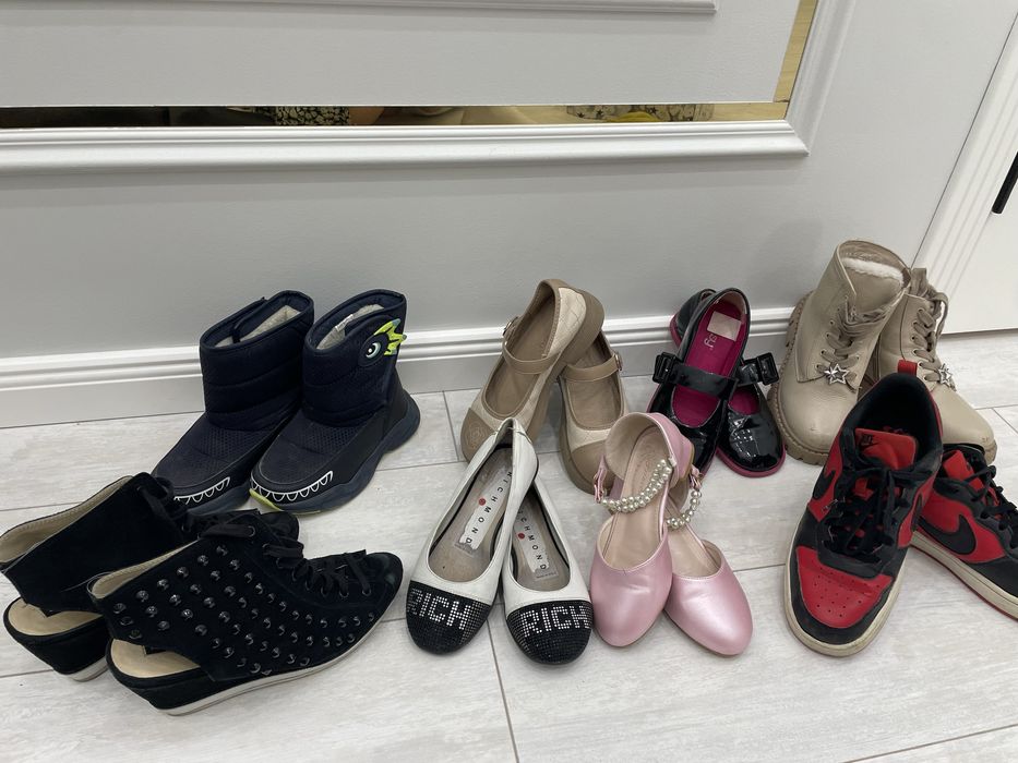 Балалардың аяқ киімдері сатылады