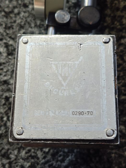 Ceas comparator cu cadran si talpa magnetica