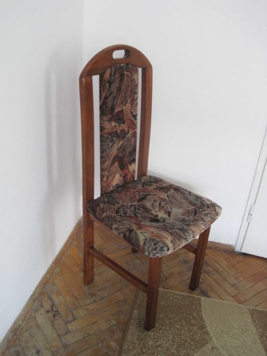 Продавам дървен стол с тапицерия