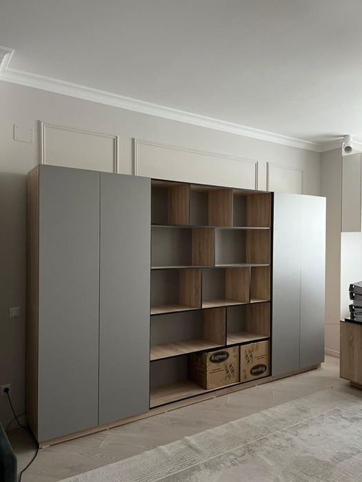 Шкаф со встроенными полками