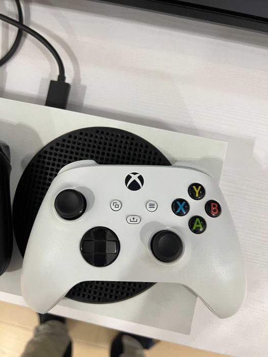 Продам Xbox Series S 512GB 2геймпада полный комплект
