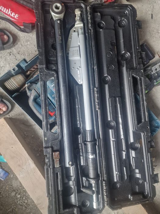Cheie dinamometrica care se foloseste pentru reparatia tractoarelor sau a utilajelor mari