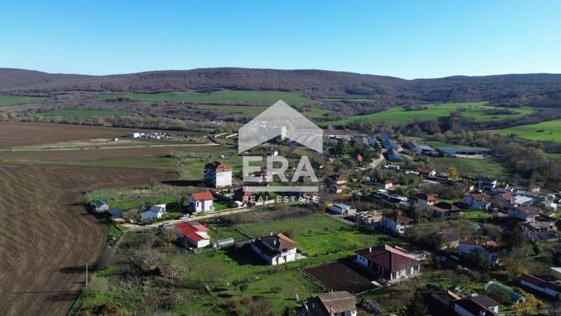 Голям парцел със законна къща за продажба, в близост до центъра на с.
