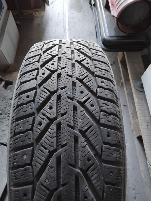 Шины на 16 и на 17 три комплекта.