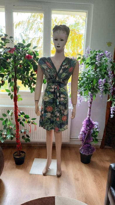 Vand 8 rochii diferite/20 ron bucata