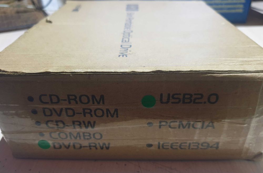 Внешний DVD-RW привод.