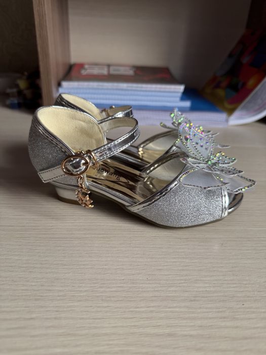 Пролам новыет туфли для девочки