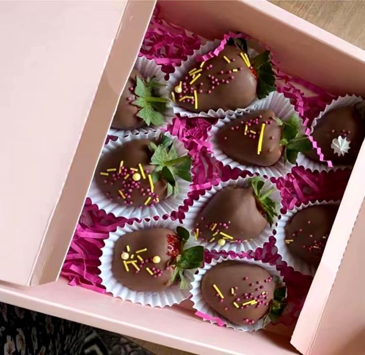 Клубника и финики в шоколаде