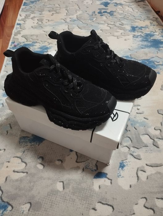 Продам новые кроссовки