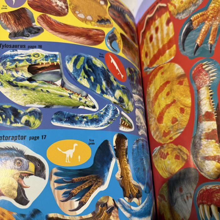 Carte cu stickere cu dinozauri, Usborne