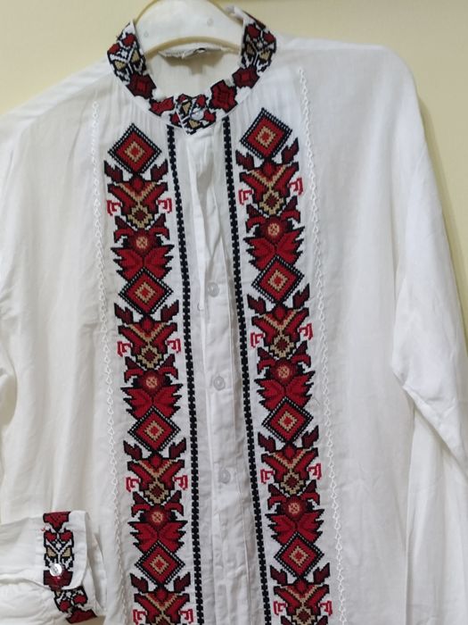 Мъжка риза със бродерия шевица