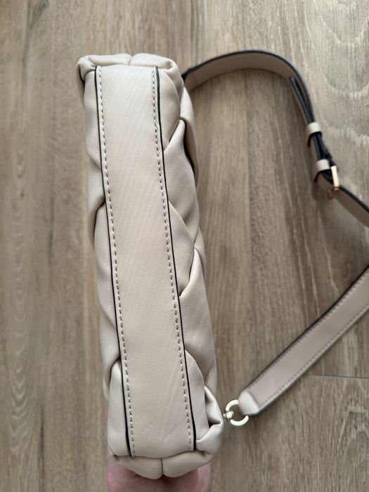 Нова бежова чанта Guess