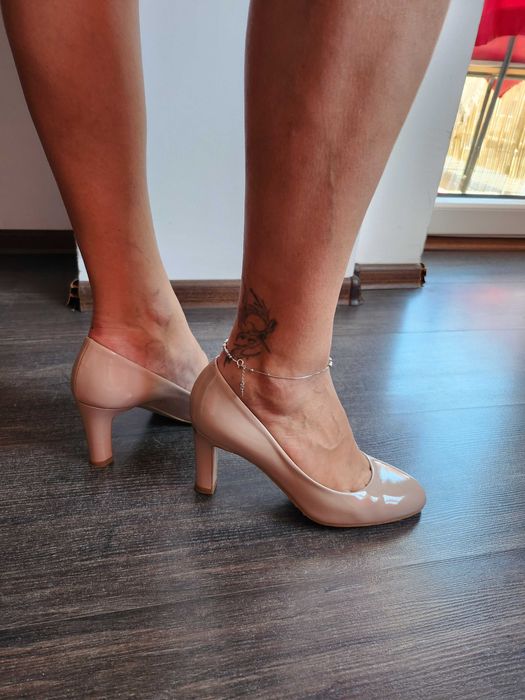 Pantofi crem lacuiti cu toc 35 Anna Cori